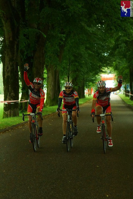 Zieleinfahrt. Mondsee. Marcel, Klaus, ich. Foto by sportograf