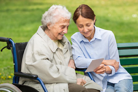 fürsorgliche Pflege durch von RAUM Seniorenpflege24 vermittelte Betreuerinnen 