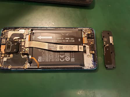 外部スピーカーブラケットを外したNOTE9S