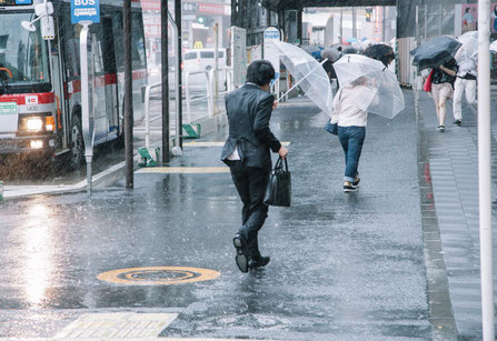 台風が接近し腰が痛い奈良県香芝市の男性