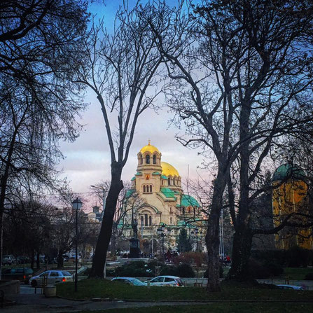 cattedrale ortodossa con cupole d'oro e tetti verdi