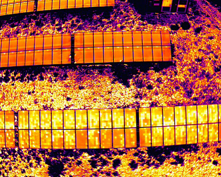Thermografische Aufnahme von Photovoltaikmodulen mit auffälligen Zellmustern und Hinweisen auf Moduldegradation oder PID-bedingte Leistungsverluste.