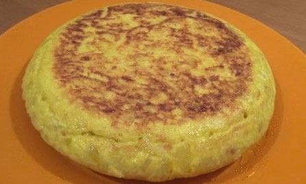 La tortilla de patata es el gran icono de la gastronomía española, capaz de generar debates eternos sobre si debe llevar cebolla o sobre su grado de cocción (poco hecha o cuajada).