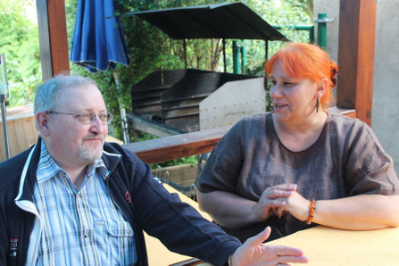 Foto privat: Die Autorin im Gespräch mit ihrem Lektor Hubert Quirbach