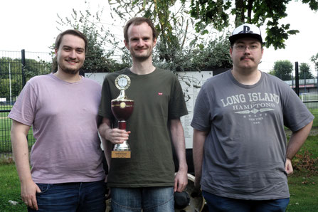 Die drei Bestplatzierten (v. l. n. r.): Marius Kraft, Pokalsieger Lars Schäpers und Finalist Niklas Herche (Foto: A. Obdenbusch)