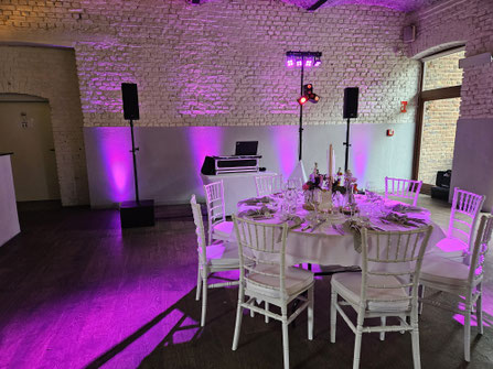Aufbau der Ton- und Lichttechnik für eine Hochzeit