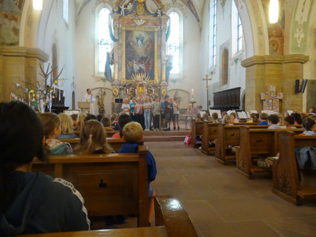 Kinder singen ein Kirchenlied