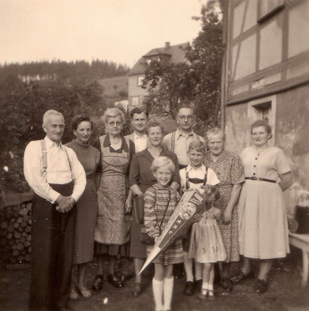 Bild 1955: Einschulung von Gerlinde Wieland v.l. Max, Lene und Gertrud Wieland, Gerhard Müller, Flora und Paul Buschbeck, Frieda Langer, Hilda Müller; vorne die Kinder Gerlinde Wieland, Bernd und Dagmar Müller