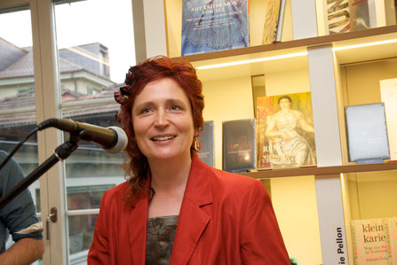 Foto Yvonn Scherrer an der Vernissage in Bern mit Microphon