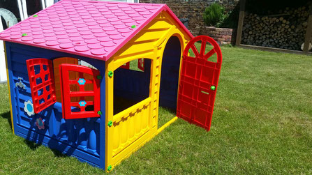 Auf dem Dorftrödel ergattert: Ein Spielhaus für die Kinder.