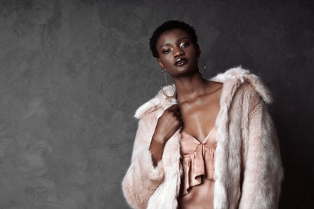 Femme africaine avec une fourrure