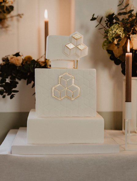 Hochzeitstorte Skulpturtorte WeißGold Kerzenständer Blumendekoration