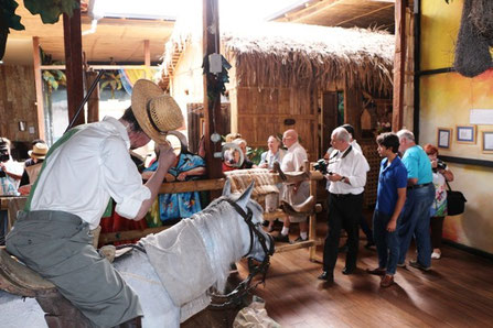 Periodistas de varios países de América visitan en Manta (Ecuador) el Museo Municipal Etnográfico Cancebí.