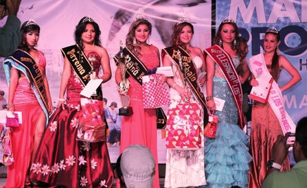 Reinas 2013-2014 de la Parroquia Urbana Los Esteros de Manta (Ecuador), durante la noche de proclamación y coronación.