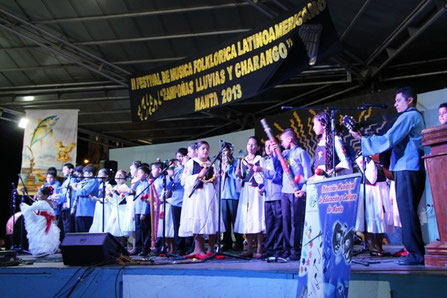 Orquesta folklórica del Municipio de Manta, en la plaza cívica durante el festival Zampoñas, lluvias y charango.