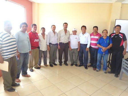 El directorio del Sindicato de Obreros Municipales de Manta (Ecuador) y el exalcalde Jorge Zambrano Cedeño.