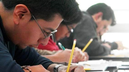 Estudiantes del nivel medio en una prueba examinadora. Manta, Ecuador.