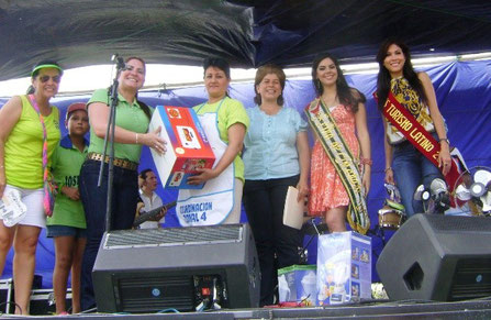 Premiación a autora de una "tonga" manabita que ganó concurso ferial en el Cantón Bolívar, Ecuador.