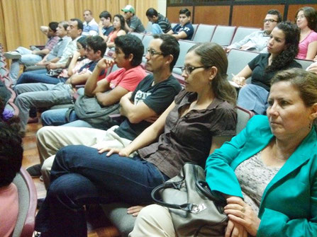 Personas invitadas a escuchar el informe preliminar de un estudio científico sobre las aves marinas de la costa de Manabí, Ecuador.