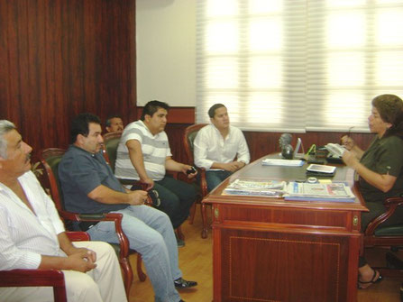 La gobernadora de Manabí (Ecuador), Susana Dueñas de la Torre, en su despacho en Portoviejo con representantes de los transportistas de carga pesada de la provincia.