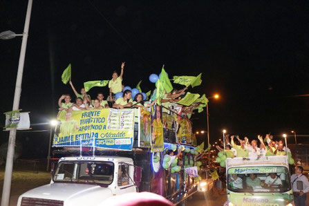 Cabeza de la caravana de automotores organizada por un Frente Turístico de Manta (Ecuador) en respaldo a los candidatos de Alianza País-Unidad Primero.