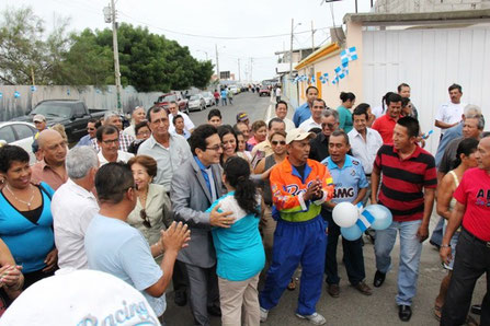 En la Ciudadela Urbirríos 1 de Manta, el alcalde Jorge Zambrano llega para presentar el plan piloto "Mi barrio bonito". Manabí, Ecuador.