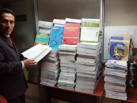 José Luis Mieles, director de la Biblioteca Universitaria de la Uleam, muestra un nuevo lote de libros adquiridos. Manta, Ecuador.