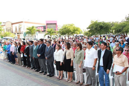 Aspecto general de la Hora Cívica municipal de Manta (Ecuador) durante la que se rindió homenaje a los adultos mayores de tres cantones.
