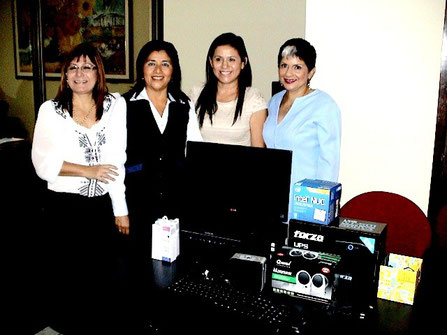 Rocío Álvarez, Raquel Cedeño de Cadena, Ana María Suárez de Zambrano y Tatiana Zambrano, en la oficina del Patronato municipal. Manta, Ecuador.