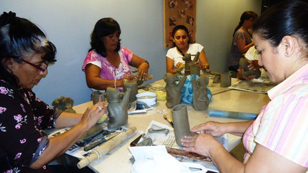 Mujeres de Manabí, Ecuador, haciendo figuras de barro.