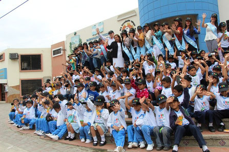 Niños escolares, las candidatas a Reina de Manta 2013 y los coordinadores de la campaña Manos Limpias que se desarrolla en el puerto manabita de Ecuador.
