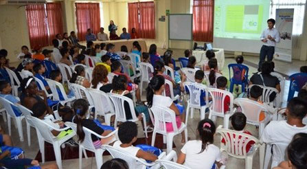 Niños de la ciudad de Portoviejo, Manabí, en un taller didáctico sobre los alcances de la Ley de Comunicación de Ecuador.