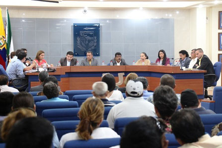 Concejo cantonal de Manta, Ecuador, durante la sesión que aprobó en primer debate la supresión de la empresa pública municipal Serma.