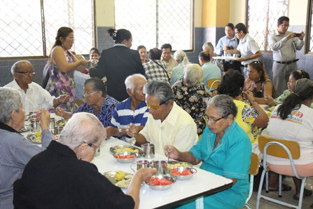 Adultos mayores del Centro Geriátrico municipal desayunan con el alcalde de Manta, Ecuador.