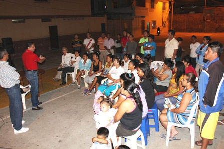 Alberto Palacios, delegado municipal, informa a vecinos del Barrio El Paraíso 1 el destino del préstamo de 100 millones concedidos por el Banco Mundial. Manta, Ecuador.