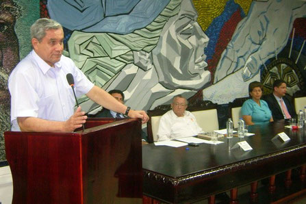 Domingo Paredes, presidente del CNE de Ecuador, en un conversatorio con representantes de organizaciones políticas en la ciudad de Portoviejo.