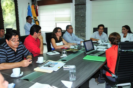 Reunión entre el alcalde de Manta, funcionarios municipales y representantes del Banco del Estado en Manabí. Manta, Ecuador.