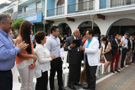 Alcalde de Manta premia virtudes paternas de empresario Marzo Delgado. Manta, Ecuador.