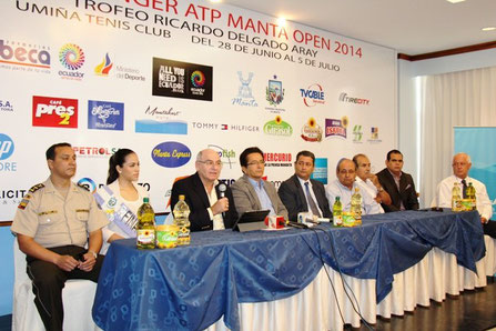 Organizadores y patrocinadores del Challenger Manta Open 2014, en la rueda de prensa que abrió el torneo. Manta, Ecuador.