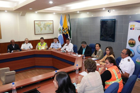 Autoridades de Manta, Ecuador, reunidas en el Salón de la Ciudad para conocer la 1ra parte de un estudio de vulnerabilidades del cantón.
