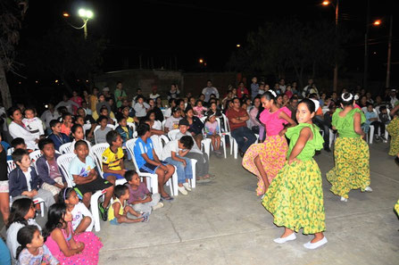 Danzarinas y el público que concurrió al inicio del programa "Arte y cultura en mi barrio". Manta, Ecuador.