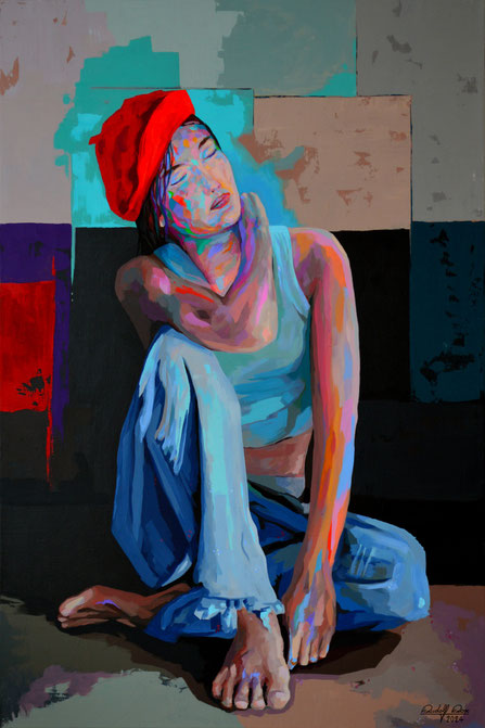 Acrylgemälde auf Leinwand einer nachdenklichen Frau mit roter Mütze, hellblauem Tanktop und Jeans, sitzend in entspannter Pose. Der abstrakte Hintergrund in Blau-, Beige- und Rottönen unterstreicht den modernen figurativen Kunststil.