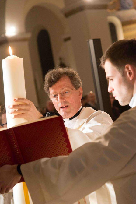 Pfarrer Clemens bei der Osternacht