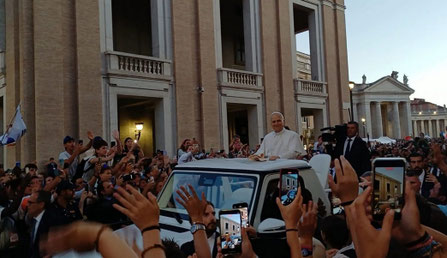 Quand le Pape aperçoit les Baladins de l'Evangile