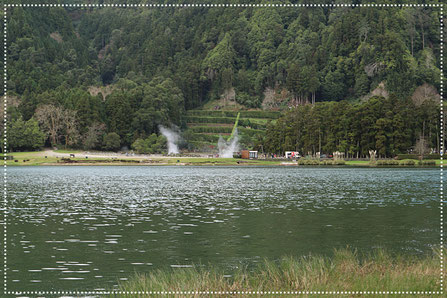 Auf diesem Bild sieht man den Dampf aufsteigen - Lagoa das Furnas