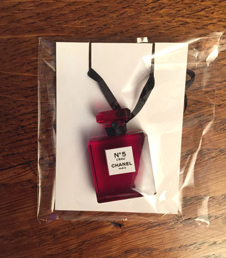 2018 - BIJOU DE SAC EN PLASTIQUE ROUGE OFFERT LORS DE LA SORTIE DE L'EDITION LIMITEE N° 5, FLACON ROUGE