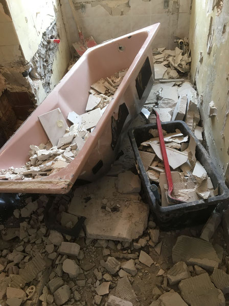 Ausbruch oder Abbruch von einem alten Badezimmer , Fliesen abgeschlagen , Schutt , rosa Badewanne , MADEJA-DIE HAUSGESTALTER