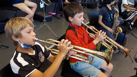 Ecole de musique EMC à Crolles – Grésivaudan : jeune musicienne jouant de la trompette lors de son cours individuel.