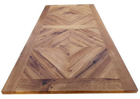 Tisch- oder Arbeitsplatte aus Altholz Eiche mit handgefertigtem Rautenmuster aus Jahrhunderte altem Holz.