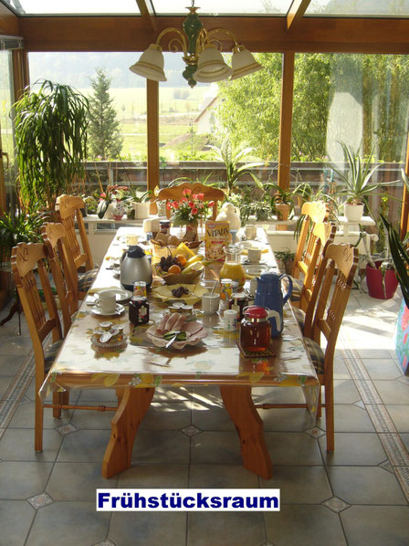 Unser " Frühstücksraum " in unseren sonnigen Wintergarten.